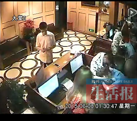 南宁两悍女无证开房遭拒 疯狂殴打女服务员被