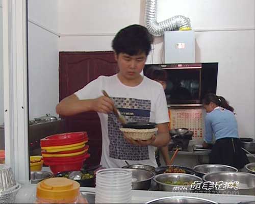 贞丰90后煲仔饭老板为高考生免费提供爱心餐