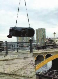 男子边打电话边开车还弯腰捡东西 终把车开进