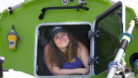 美国女运动员独自乘小艇横跨太平洋