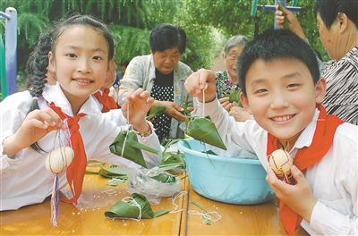 镇江一社区居民带小学生开心体验端午文化习俗