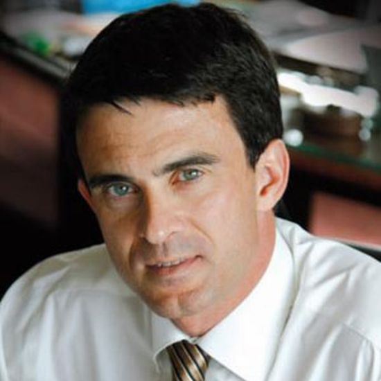 法国总理乘公务机出国看足球赛 遭各方猛烈抨