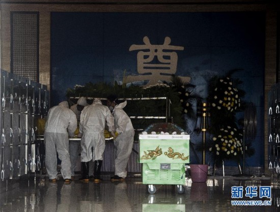 （长江客船翻沉事件）（3）细心为逝者入殓
