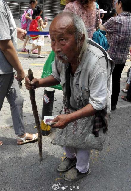 老人与乞丐，短剧中的社会缩影