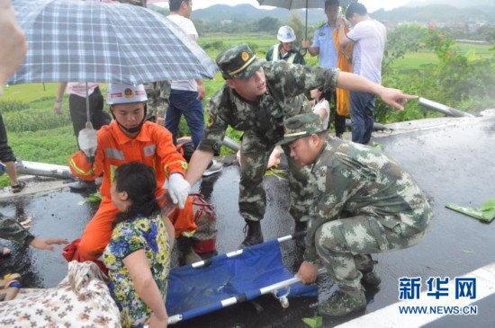 广西钦州圩埠边防派出所官兵火速救援侧翻大巴