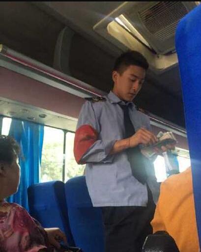 西安最帅售票员走红网络 颜值爆表似吴彦祖爱