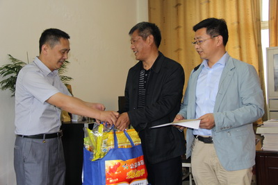 江苏泰兴市体彩高考前夕 用爱心为寒门学子加