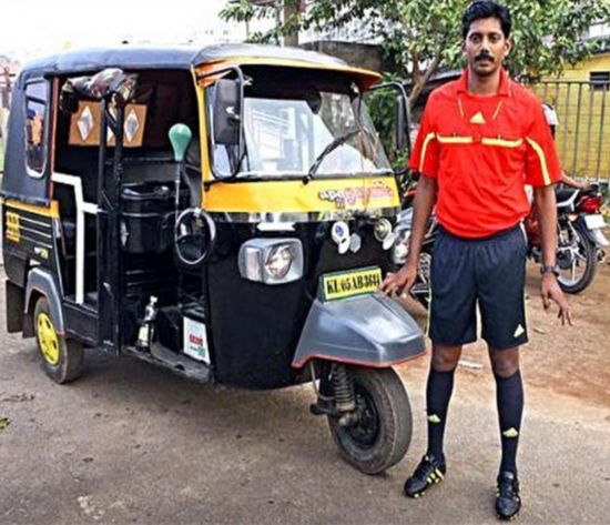 印昔日国际足联裁判生活窘迫 如今开出租车为