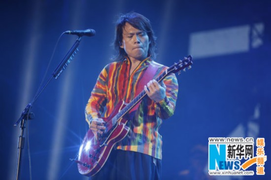 父亲节伍佰送 礼 北京个唱期待歌迷父子档