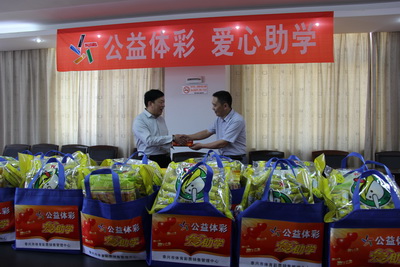 江苏泰兴市体彩高考前夕 用爱心为寒门学子加