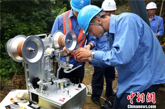 浙江舟山:机器人首次进行电力线路巡检