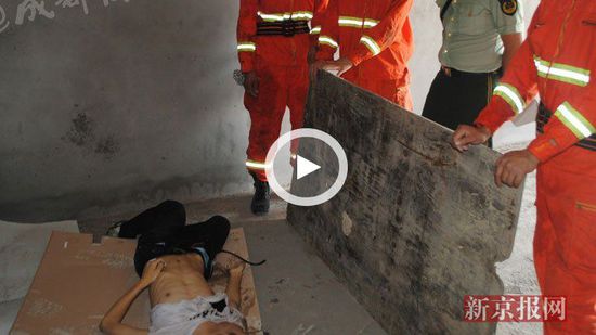 男生高考后玩撕名牌坠亡 清点撕名牌诱发的喜剧
