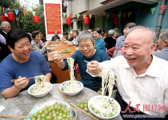 十兄妹年龄相加863岁 98岁老人还能揉面包饺