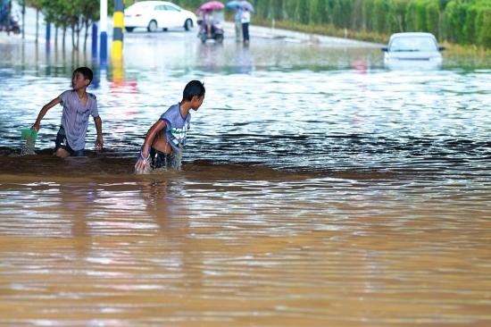 耒阳遭强降雨 城区多辆汽车在积水中"乘风破浪"