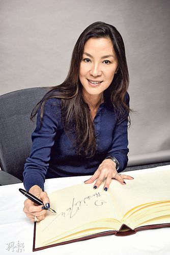 杨紫琼受邀以功力侠女造型进蜡像馆将顺手持珍刀(图)