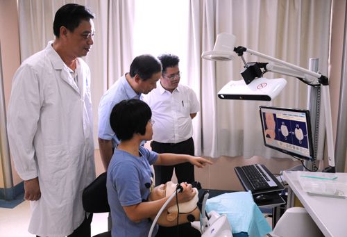 彭清华莅临广西医科大学口腔医学院指导教学工作