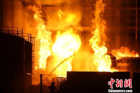 南京化工厂爆炸仍在扑救 负责人称暂无员工伤
