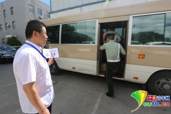 大學英語四六級開考在即 武警戰士全程押運試卷