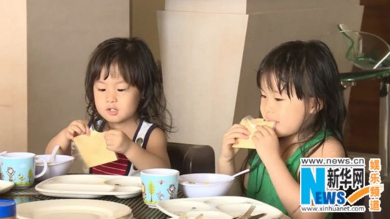 甜馨奥莉<em>姐妹情深</em>不舍分别 霍思燕<em>变装</em>送惊喜