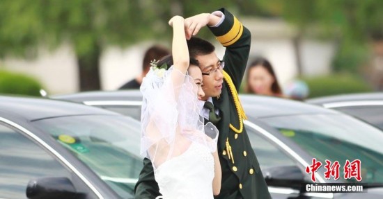 吉林市举行军人集体婚礼 25对新人齐亮相