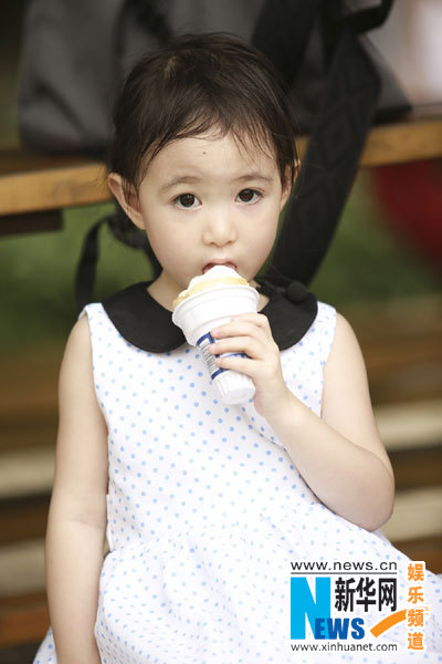 甜馨奥莉<em>姐妹情深</em>不舍分别 霍思燕<em>变装</em>送惊喜