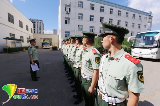 大學英語四六級開考在即 武警戰士全程押運試卷