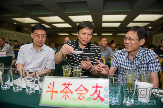 茶痴赵凡国郑州摆擂斗茶会友 为信阳毛尖正名