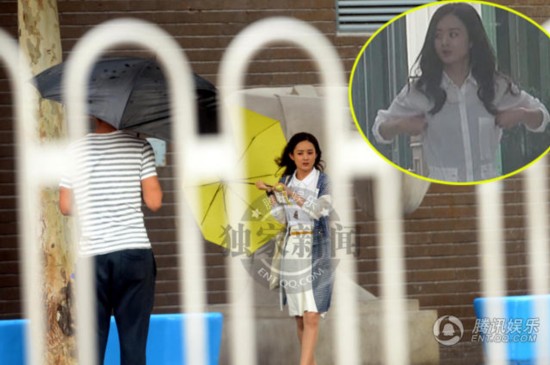 赵丽颖衣著清凉当街整理内衣(图)