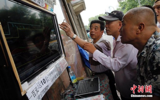 上海再现马路股市沙龙 新老股民扎堆谈股论金