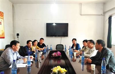 5月16日,中央信訪督查組在山西省陵川縣督查信訪案件會見信訪人。山西省信訪局干部薛宇鵬(左二)主要提問信訪人,督查組副組長聶明慧(左一)在一旁認真傾聽、記錄。