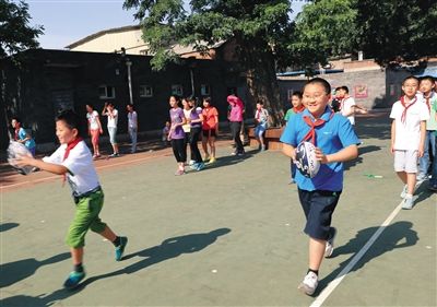 农大附属实验小学增加锻炼项目 小学生开玩橄榄球