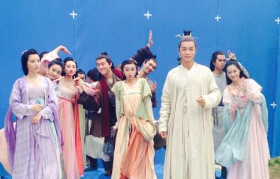 花千骨尊上基情剧照公开 <em>糖宝</em>献一家三口卖萌