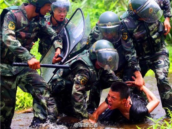 边防武警与香港警方联手演练反走私反偷渡组图