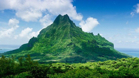 莫雷阿岛上的山峰roto nui     这座山是莫雷阿岛上八座山峰之一