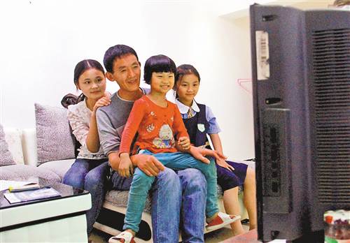 毫无血缘关系 他却立誓将3个<em>女儿</em>抚养<em>成人</em>(图