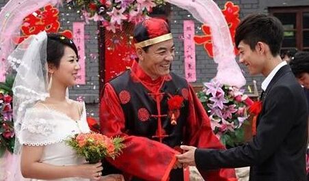 杨紫穿婚纱_杨紫穿婚纱走秀变 结婚狂 女星婚纱造型PK(3)