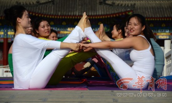 榆林湖滨公园上演瑜伽秀 40多女性展现自信美