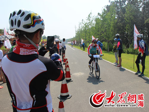 300余车手驰骋威海东部滨海新城 7岁孩子也来