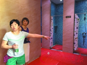 女更衣室出现裸男 被疑患精神疾病或想蹭澡(图