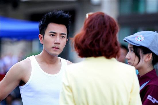 刘恺威当街脱衣秀肌肉 《姐妹》转画风痞气十