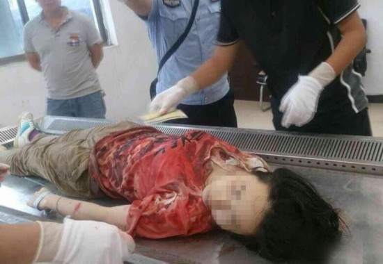 在学院办公楼前用水果刀猛捅女生13刀,女生两肺均被扎穿,当场死亡