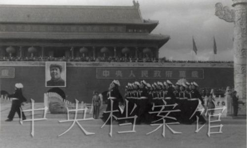 揭秘开国大典细节:毛主席并未在开国大典上高