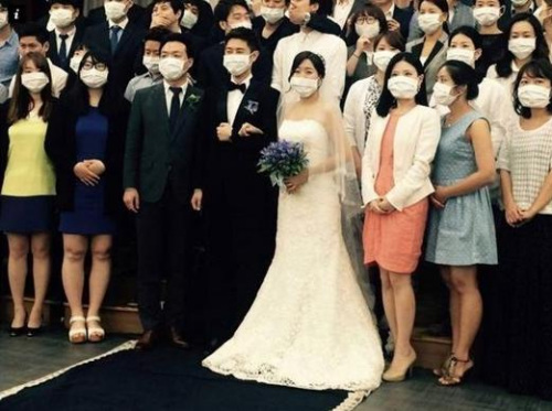 在韩国网上疯传的婚礼合照——新郎新娘和宾客都脸蒙白色口罩。（图片来源：韩国社交网站）
