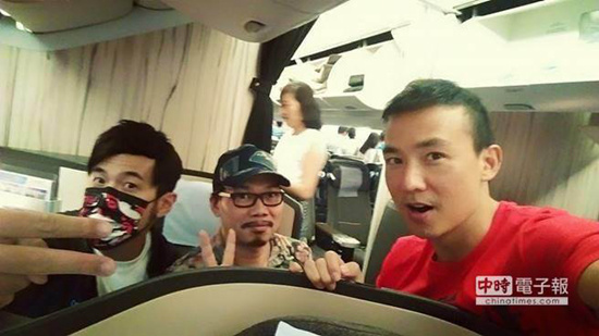 方文山似坐周杰伦腿上合照朋友:没那末密切(图)