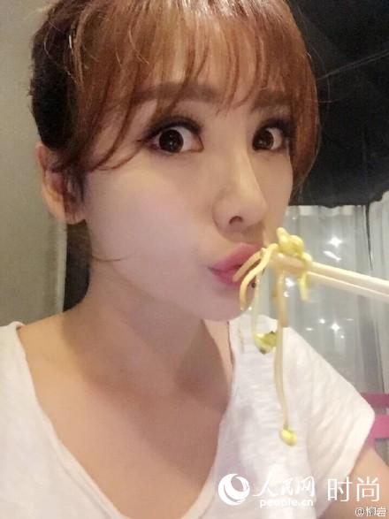 柳岩曝素颜照吓坏网友 图揭一卸妆就秒变路人