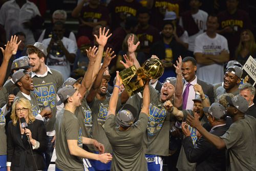 组图:勇士105-97胜骑士 总比分4-2夺得NBA总