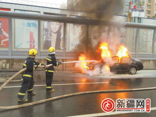 乌鲁木齐一轿车雨中行驶发生自燃 引擎盖蹿起