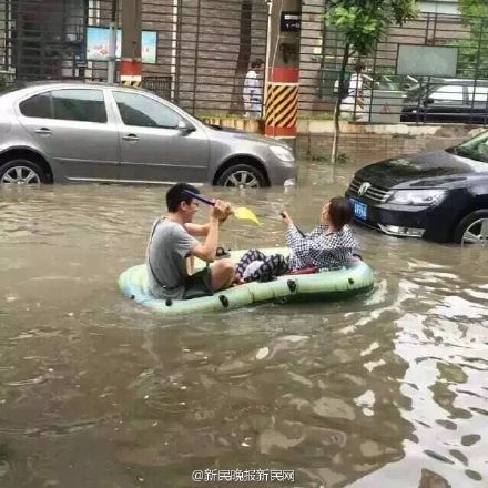 上海暴雨积水严重 市民划皮划艇出行(图)