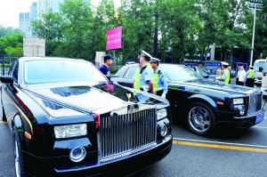 北京晨报讯（记者 岳亦雷）昨天，记者从交管部门获悉，今年5月，交管部门抽调业务骨干，组成“涉牌”案件侦查“专业队”，重拳出击、严厉查处各类“涉牌”违法行为。截至目前共查处“涉牌”违法460余起，依法扣留车辆76辆，其中不乏劳斯莱斯（见图）和宾利等豪车。