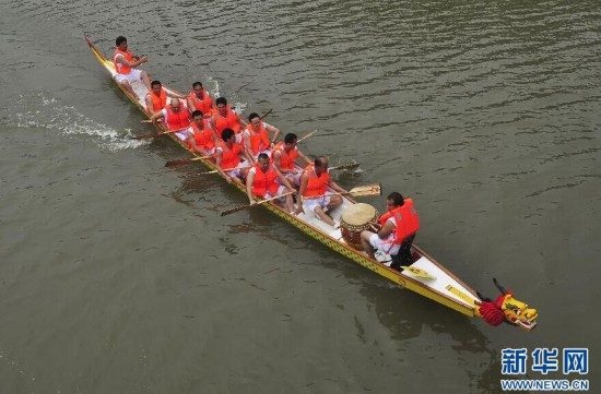 湖北秭归屈原故里小孩洗艾叶浴喜迎端午(图)